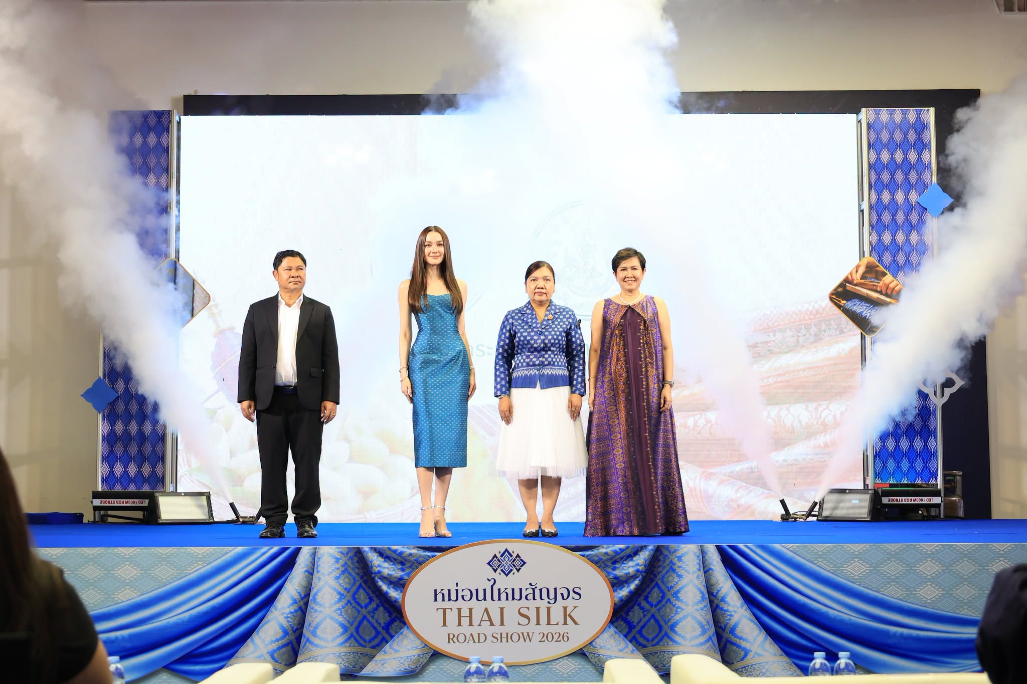 title - ส.ป.ก. ร่วมเป็นเกียรติในพิธีเปิดงานโครงการประชาสัมพันธ์และส่งเสริมการจำหน่ายผ้าไหมและผลิตภัณฑ์หม่อนไหมสัญจร ณ กรุงเทพมหานครและจังหวัดนนทบุรี ครั้งที่ 2